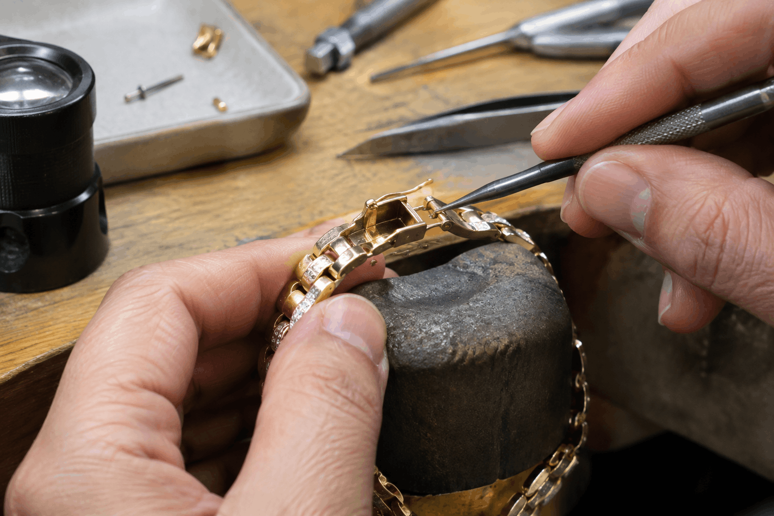 Earring and bracelet repair Bloomington MN for a damaged bracelet claspHD ()